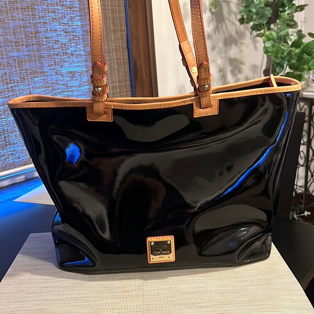 LIGHTLY USED BLACK PATENT LEATHER DOONEY & BOURKE TOTE